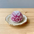 Mandel-kokos bliss ball med dragonfruktspulver