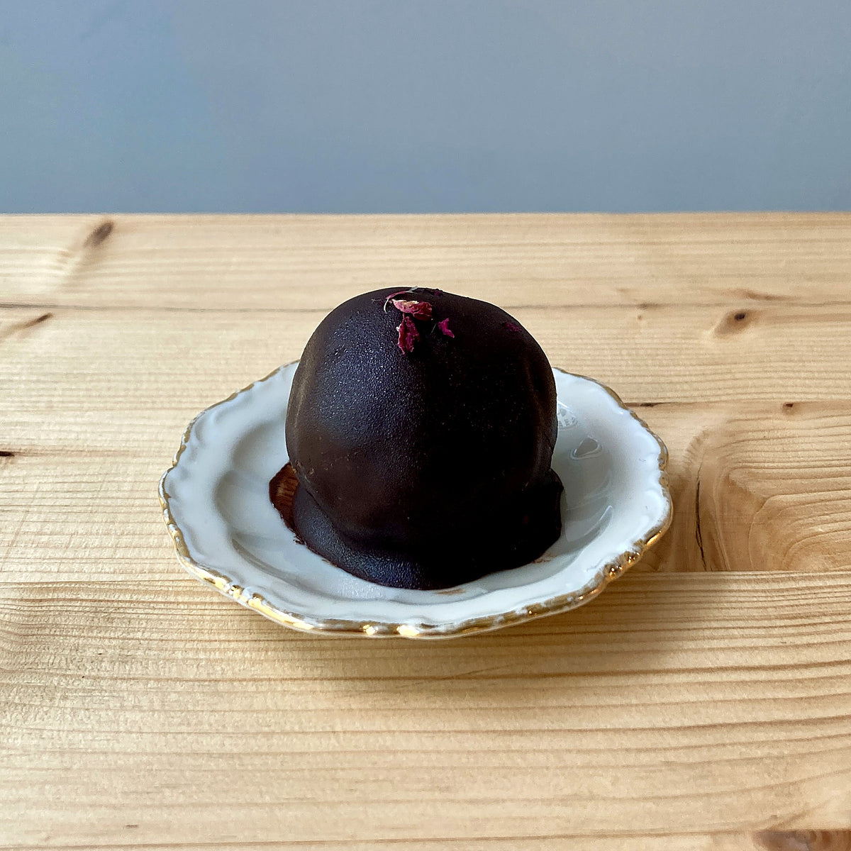 Aprikos-dadel bliss ball doppade i 70% belgisk mörk choklad
