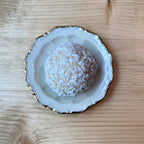Cashew-kokos raw boll med vitchokladsmak