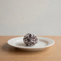 Klassisk svensk chokladboll rullad i kokosflingor