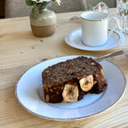 Skiva glutenfritt bananbröd med valnötter och ceylon-kanel