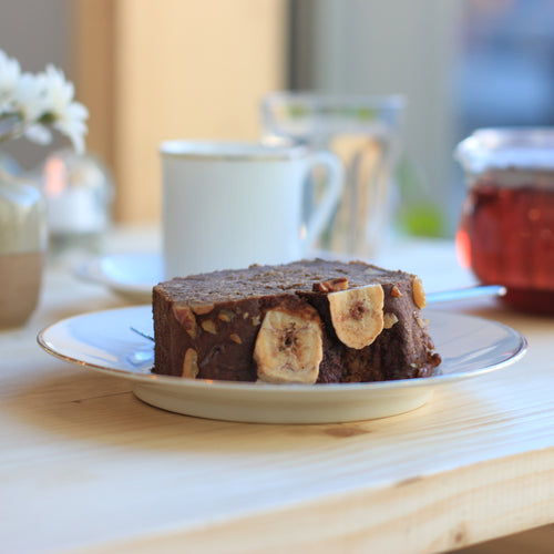 Skiva glutenfritt bananbröd med valnötter och ceylon-kanel