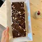 Vegansk jordnötssmörs-bar med puffat ris doppat i belgisk mörk choklad