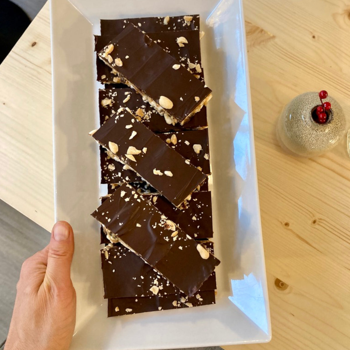 Vegansk jordnötssmörs-bar med puffat ris doppat i belgisk mörk choklad