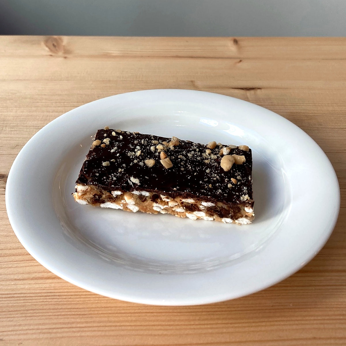 Vegansk jordnötssmörs-bar med puffat ris doppat i belgisk mörk choklad