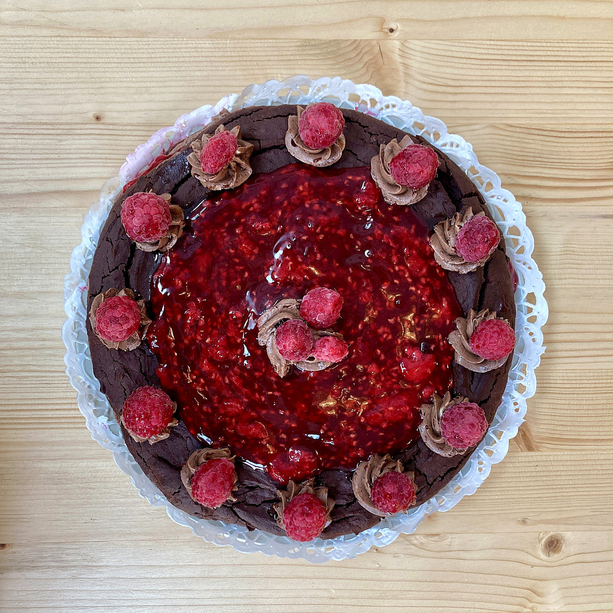 Vegansk browniekaka med chokladkräm och färska hallon, räcker till 10–12