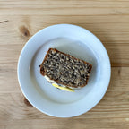 Skiva citron- och vallmofrökaka med vitchokladglasyr