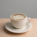 Ekologisk fairtrade-espresso med sidenlen glutenfri havredryck. Växtbaserad flat white på Hey Lucie! Uppsala.