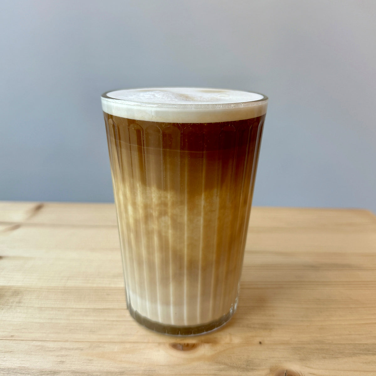 Ekologiskt fairtrade espresso med lätt skummad glutenfri havredryck. Med eller utan koffein.