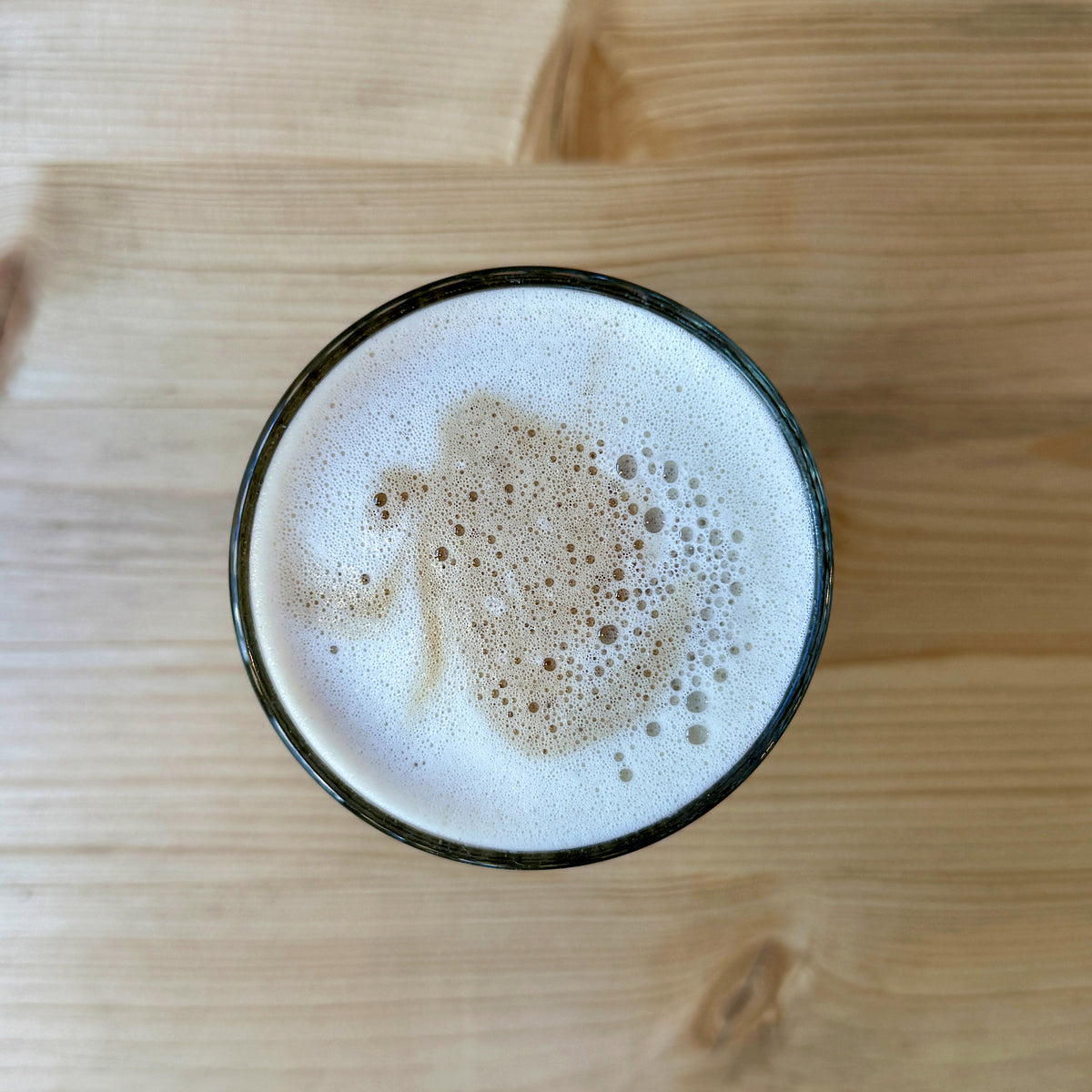 Ekologiskt fairtrade espresso med lätt skummad glutenfri havredryck. Med eller utan koffein.
