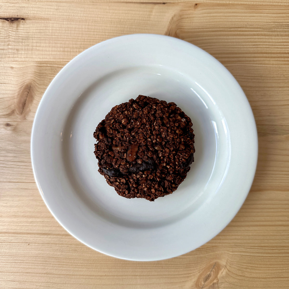 Glutenfri chokladkaka med valnötter och torkade fikon, bakat med glutenfri havre. Växtbaserad & naturligt god.