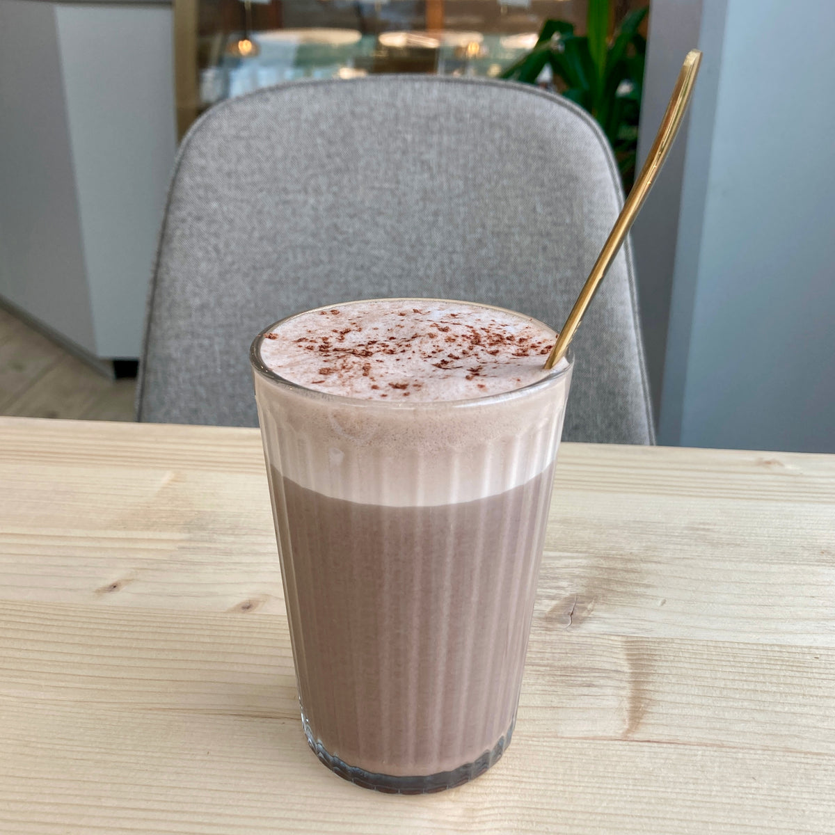 Vegansk varm choklad med havredryck och rå kakaopulver