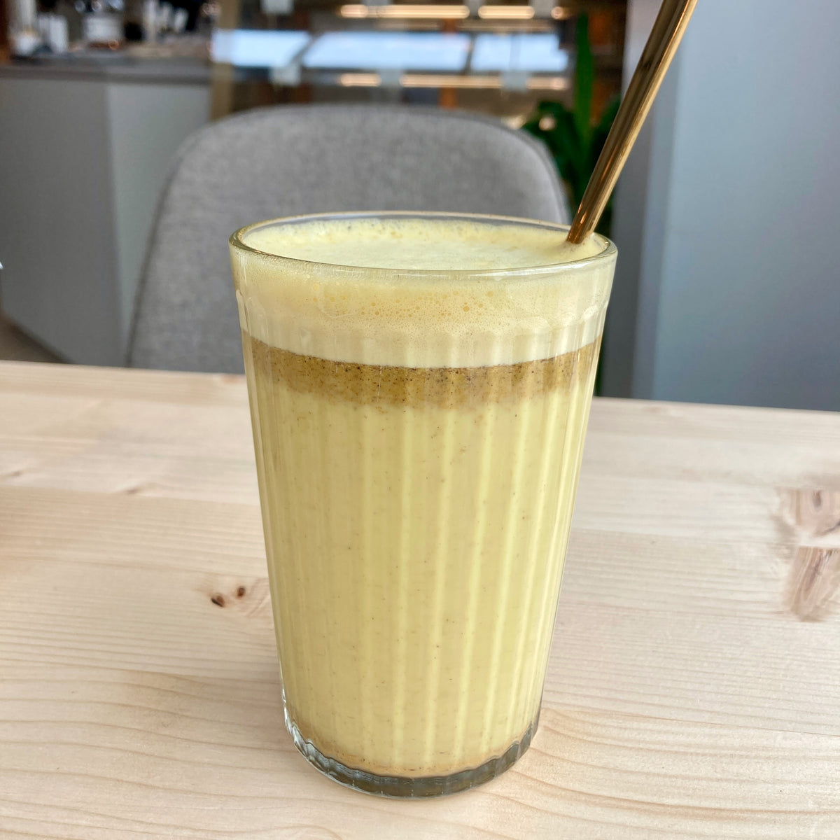Gurkmeja golden latte med ceylon-kanel, kardemumma och havredryck