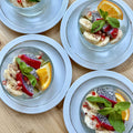 Uppfriskande fruktsallad med exotiska frukter, lime, mynta och agavesirap. 100% naturlig, växtbaserad och glutenfri.