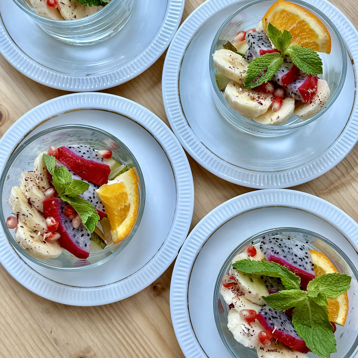 Uppfriskande fruktsallad med exotiska frukter, lime, mynta och agavesirap. 100% naturlig, växtbaserad och glutenfri.