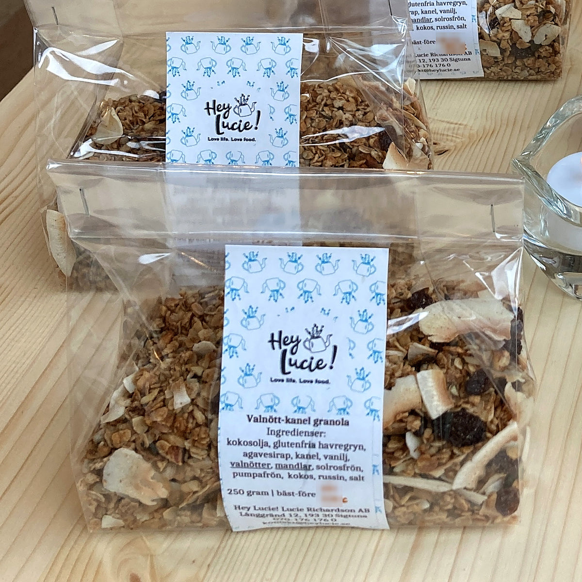 krispiga hemgjorda granola med valnötter, mandel, kokoschips och russin