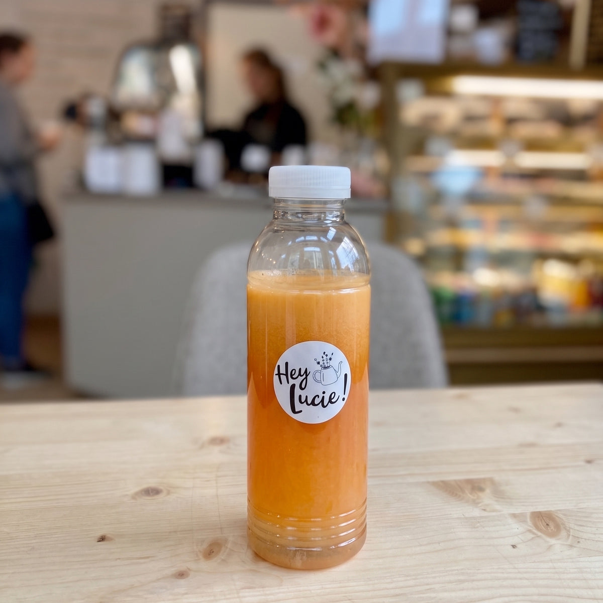 Färskpressad juice med morot, äpple, apelsin och ingefära. 100% naturlig, utan tillsatser. Växtbaserad & glutenfri.