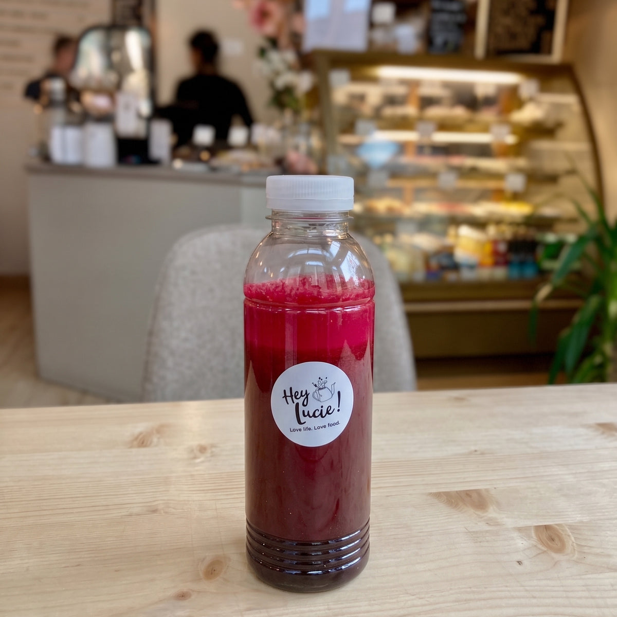 Färskpressad juice med rödbeta, päron, äpple och citron. 100% naturlig, utan tillsatser. Växtbaserad & glutenfri.