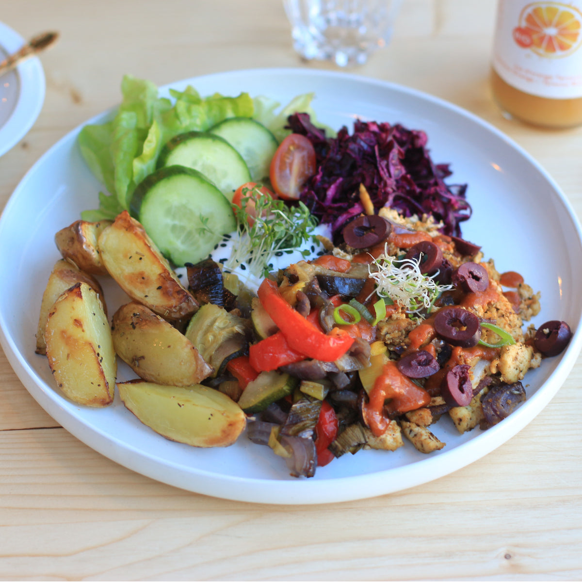 Daglig växtbaserad lunch med färska naturliga råvaror och sallad