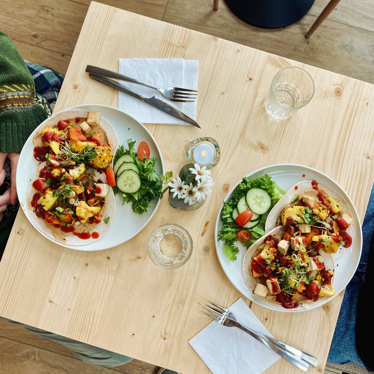 Daglig växtbaserad lunch med färska naturliga råvaror och sallad
