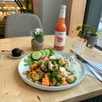 Daglig växtbaserad lunch med färska naturliga råvaror och sallad