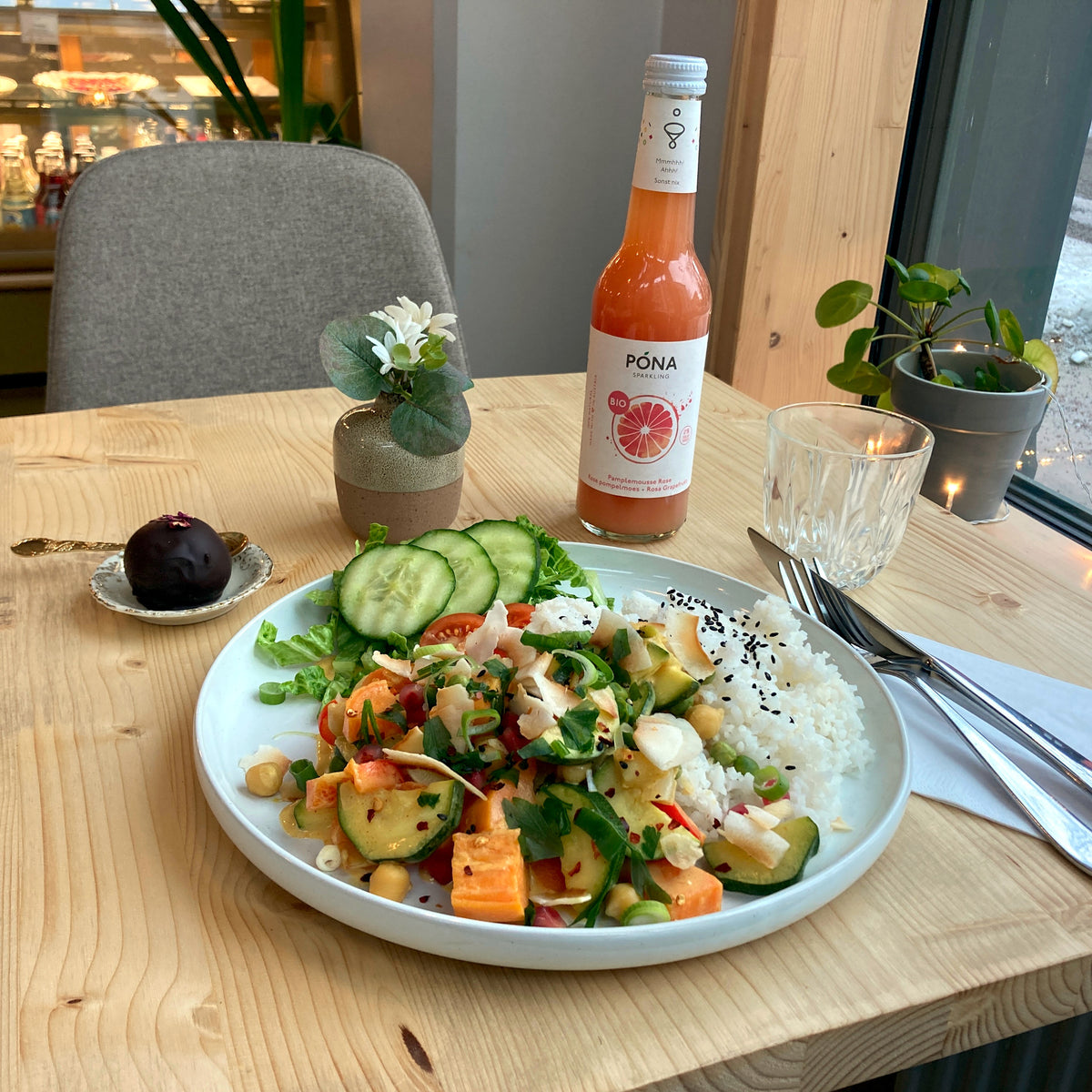 Daglig växtbaserad lunch med färska naturliga råvaror och sallad