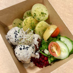 Daglig växtbaserad lunch med färska naturliga råvaror och sallad - bönbollar