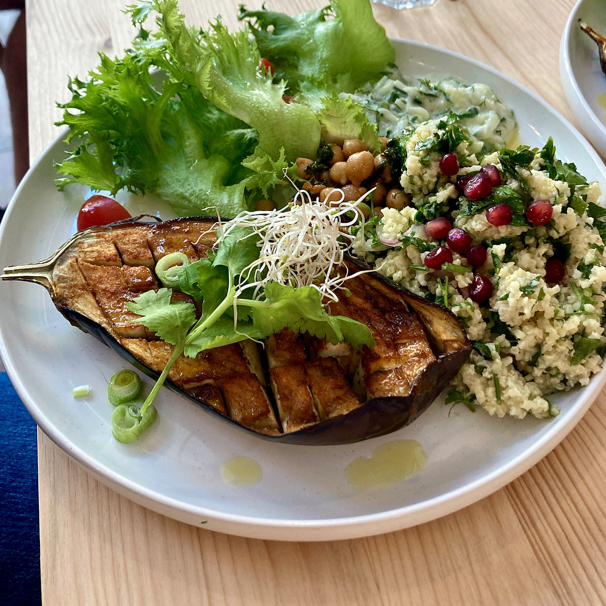 marinerad aubergine med hirs-taboulleh 