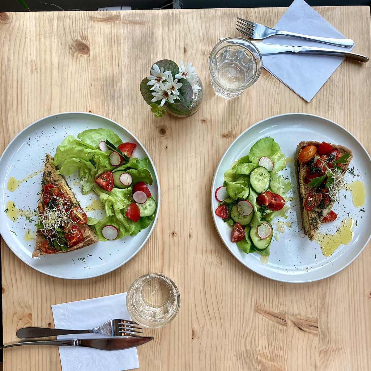 paj med grillade grönsaker