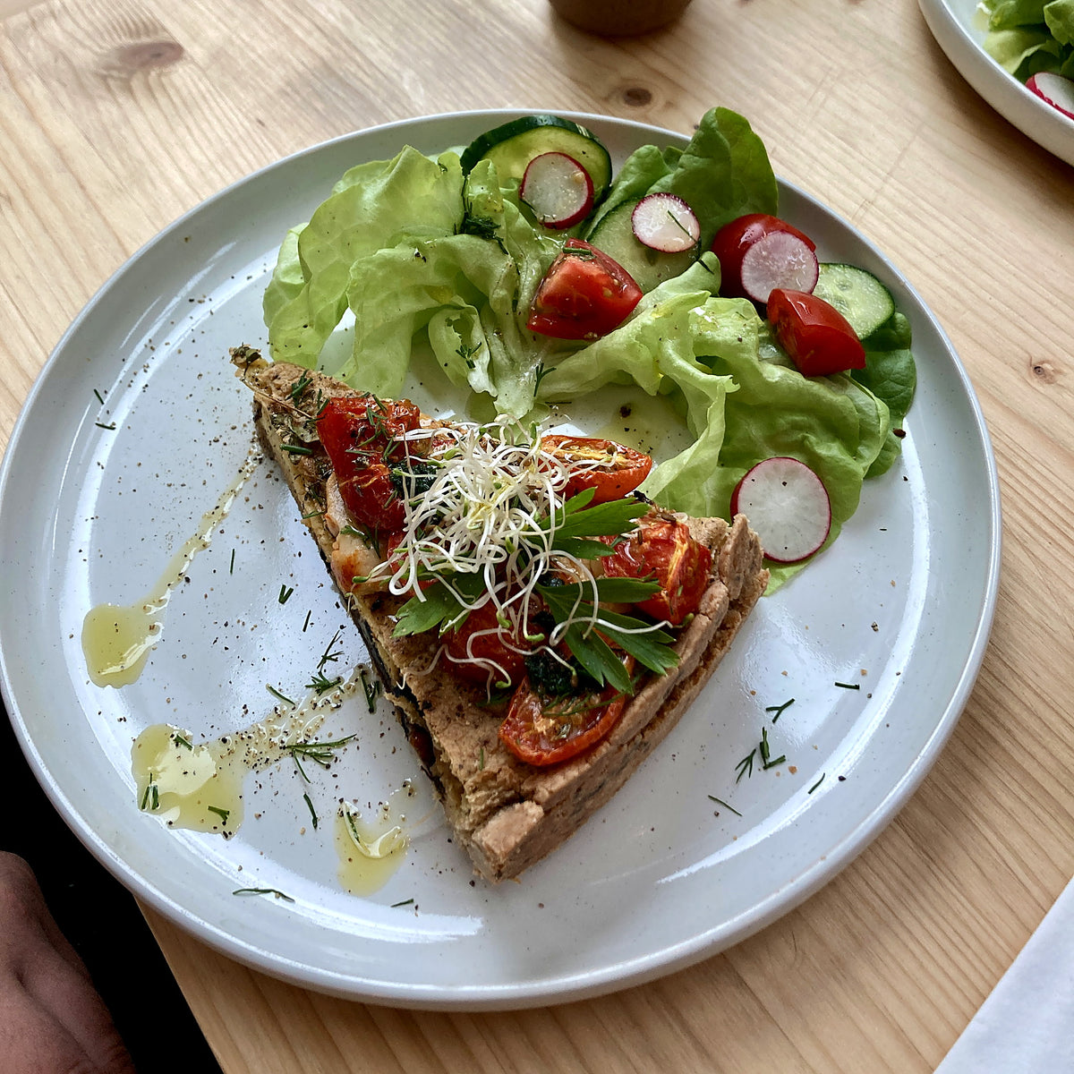 paj med grillade grönsaker