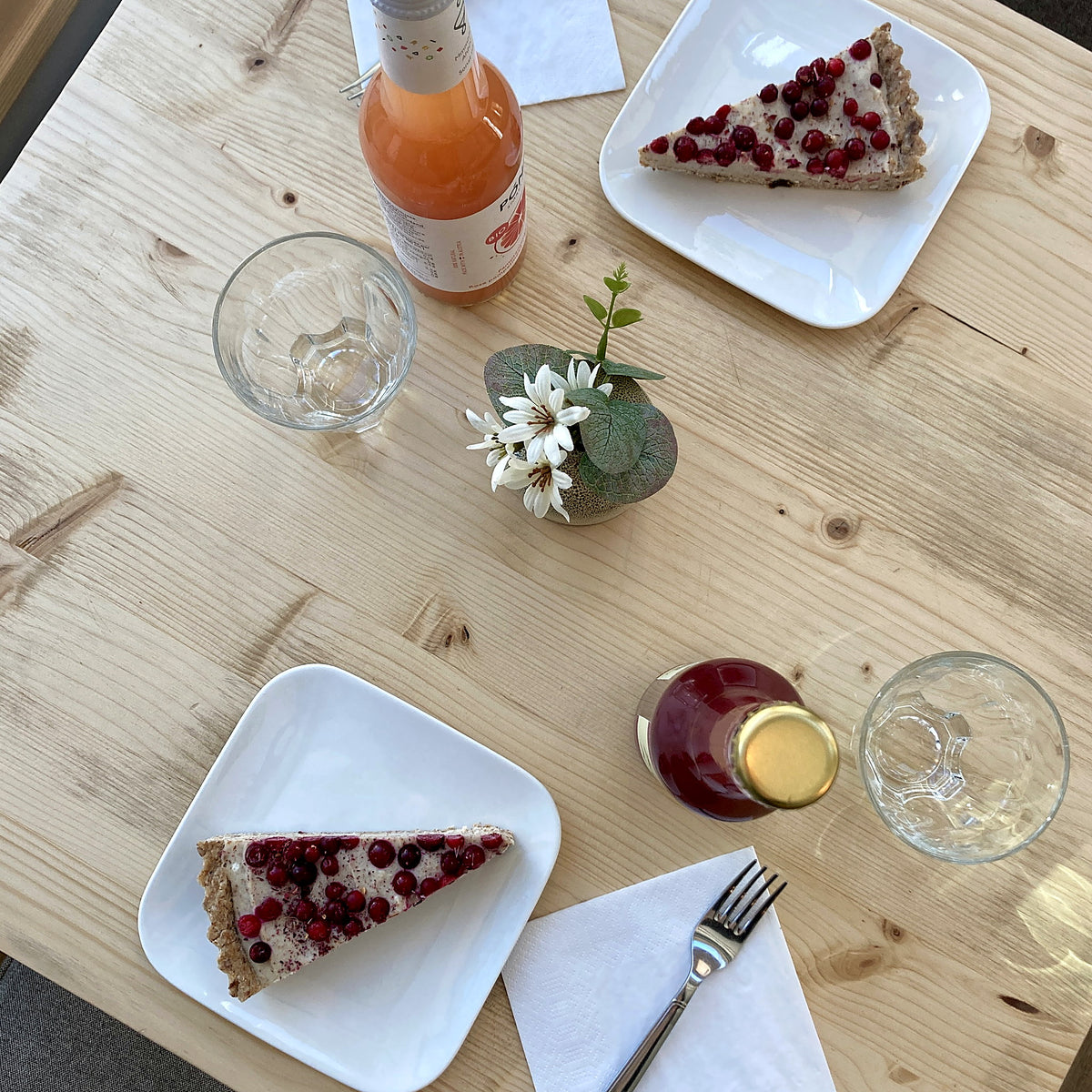 Raw lingonpaj med mandelbotten och cashew-kokosgräddkräm