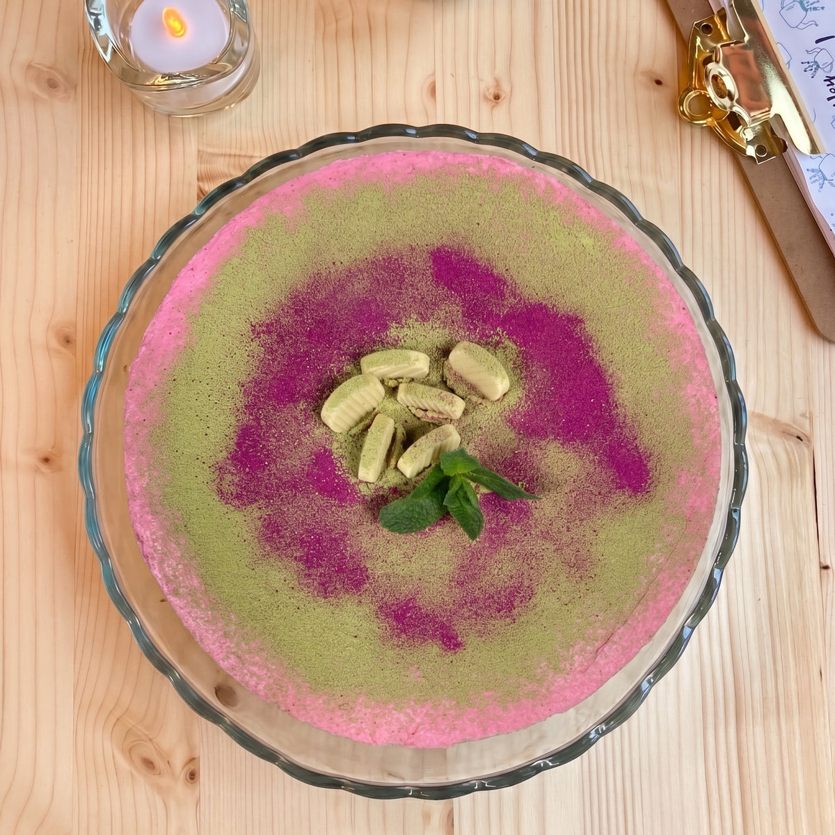 Vegansk matcha-vitchoklad raw-tårta med mandelbotten, räcker till 10–12