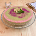 Raw kaka med mandelbotten, matcha-cashewfyllning och vitchokladkräm. Räcker till 10–12. Växtbaserad & glutenfri.