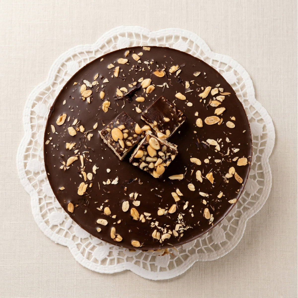 Vegansk Snyckers raw-kaka med jordnötssmör, karamell och belgisk choklad