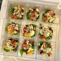 Fräsch sallad med grillad aubergine, rökt tofu och yoghurt-tahinidressing
