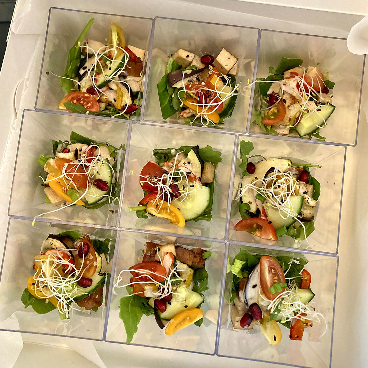 Fräsch sallad med grillad aubergine, rökt tofu och yoghurt-tahinidressing