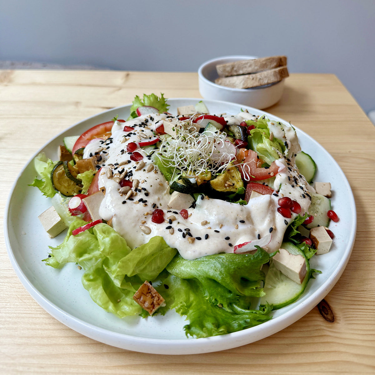 Fräsch sallad med grillad aubergine, rökt tofu och yoghurt-tahinidressing