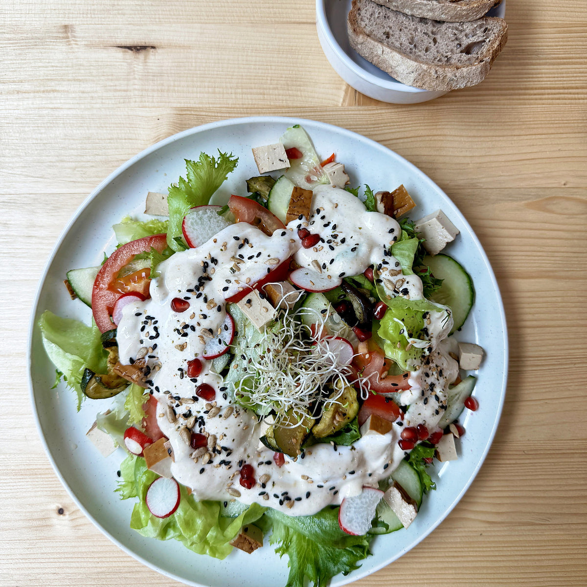 Fräsch sallad med grillad aubergine, rökt tofu och yoghurt-tahinidressing