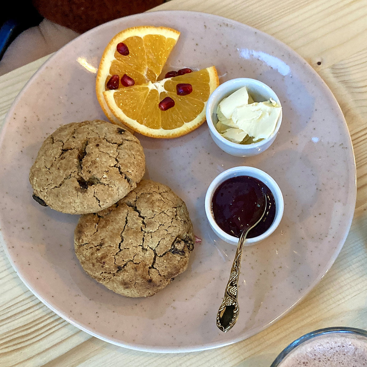 2 varma glutenfria aprikosscones med hallonsylt och växtbaserat smör