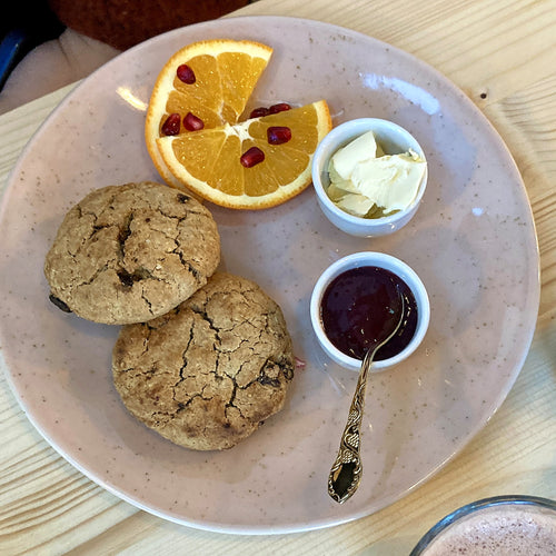 2 varma glutenfria aprikosscones med hallonsylt och växtbaserat smör