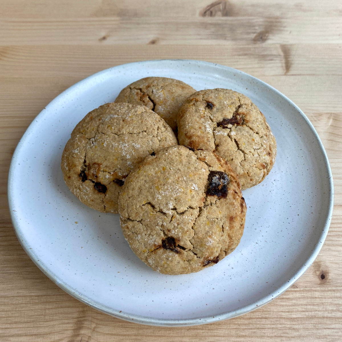 4 glutenfria aprikoser och dadlarscones med apelsinzest