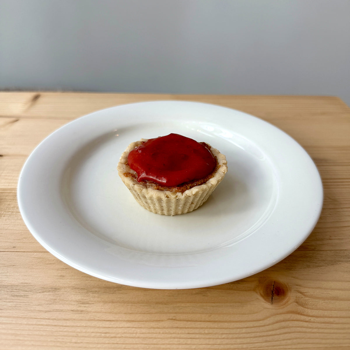 Glutenfri mördeg mazarin med mandelfyllning och hallonglasyr