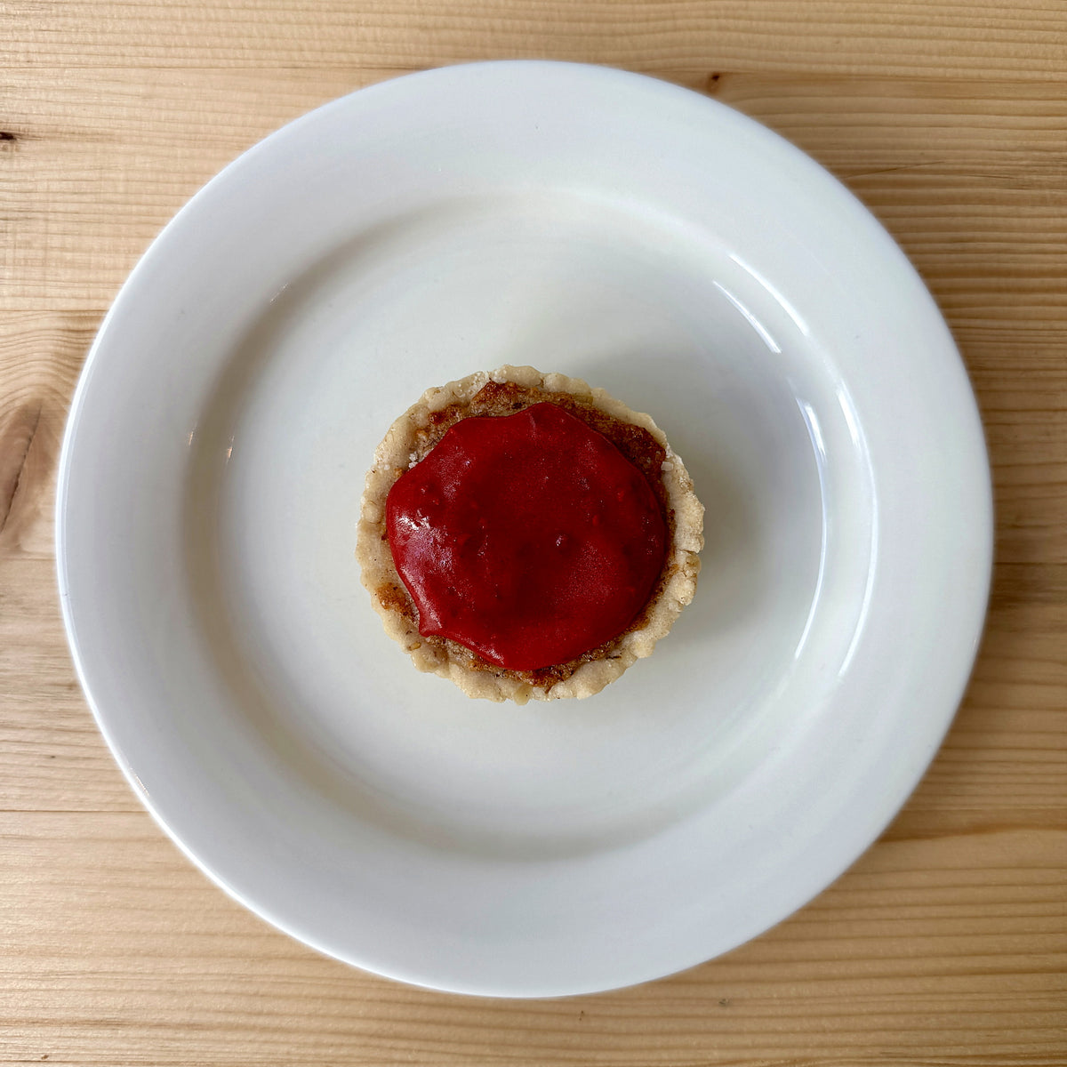 Glutenfri mördeg mazarin med mandelfyllning och hallonglasyr