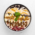Almond Dream Smoothie Bowl med hackad mandel, äpple, ceylon-kanel och fikon