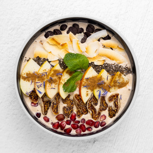 Almond Dream Smoothie Bowl med hackad mandel, äpple, ceylon-kanel och fikon