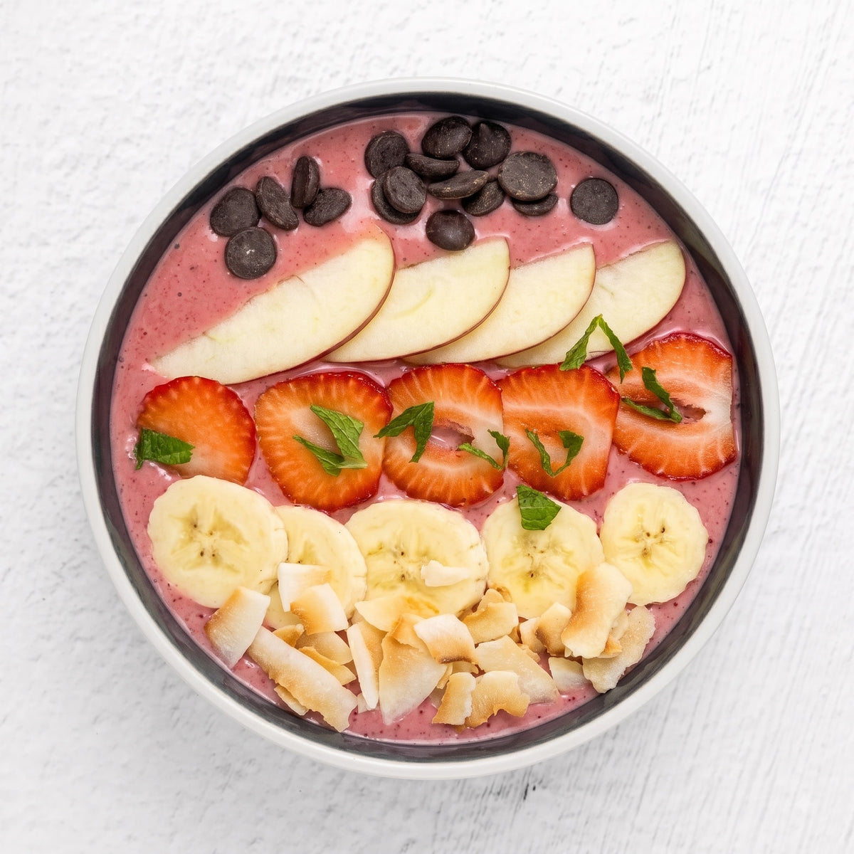 Berry Love Smoothie Bowl med färska bär, banan, chokladchips och chiafrön