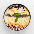 Peanut Passion smoothie bowl med rostade jordnötter, banan och chokladchips