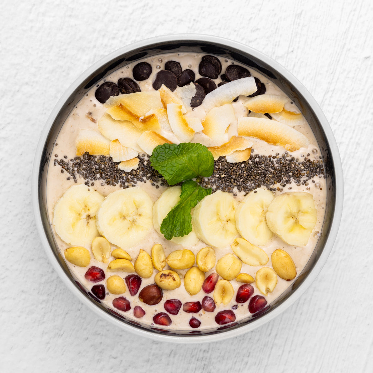 Peanut Passion smoothie bowl med rostade jordnötter, banan och chokladchips