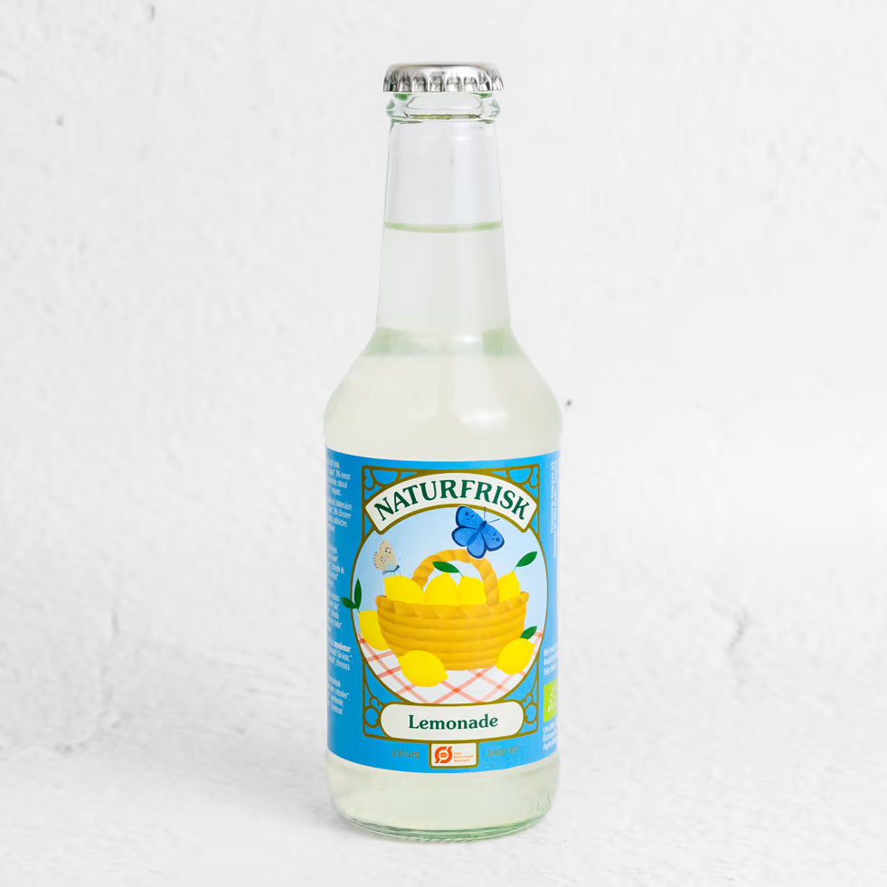 Naturfrisk ekologisk lemonad med citronsaft