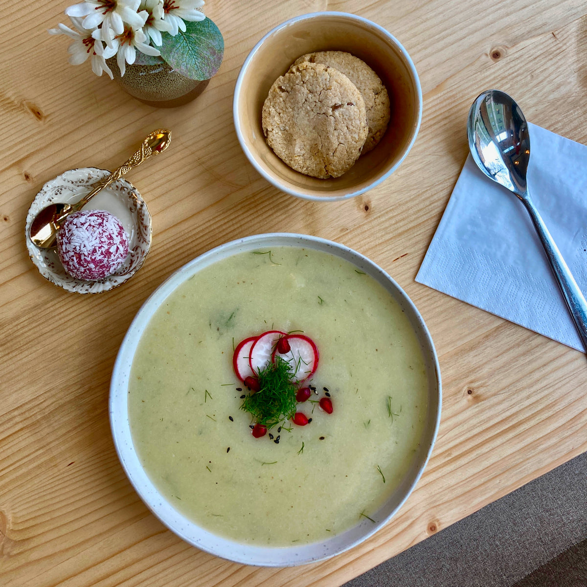 Färsk daglig soppa gjord på säsongens grönsaker. Serveras med två hembakade glutenfria scones. Kolla vår veckameny.